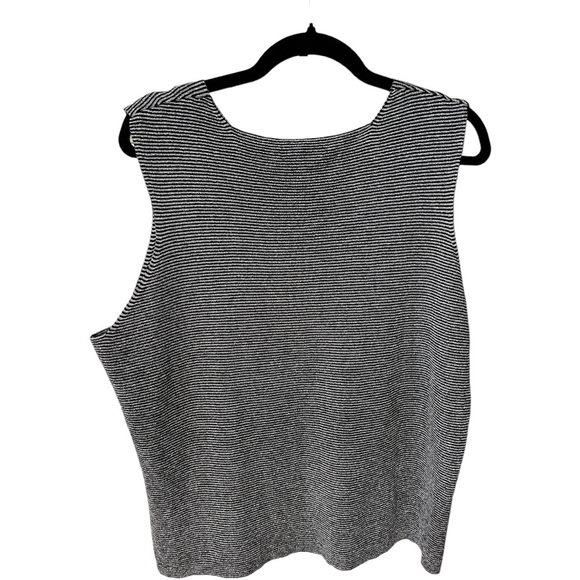 A Spanner v-neck top in size 1X - Picture 5 of 5